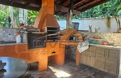 Ubatuba, centro - casa estilo rustico, em condomínio com poucas residências e próximo ao comercio.