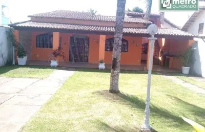 Casa linear à venda no centro de  rio das ostras - rj composta por 3 quartos sendo uma suíte, sala, cozinha , 1 banheiro social, área de serviço,  6 v