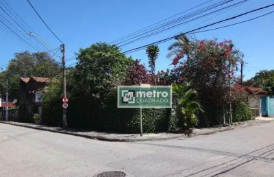 Excelente casa à venda em rio das ostras-rj de 7 dormitórios, sendo 6 suítes, 7 banheiros, 2 salas, cozinha, quintal, edícula, piscina, um ponto comer