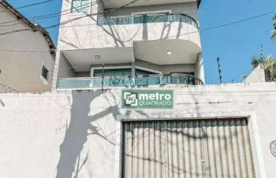 Uma casa triplex, sendo no primeiro uma ampla sala integrada com a cozinha, 1 banheiro. segundo andar com 3 suítes, uma delas com varanda. conta com v