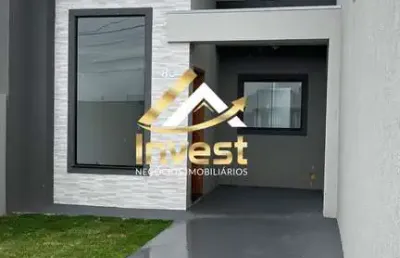 Casa com fachada moderna, 3 quartos, pé direito e espaço nos fundos