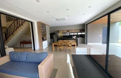 Casa em condomínio com 05 dormitórios, sendo 04 suítes.