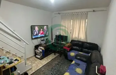 Maravilhoso sobrado localizado na charmosa vila luzita!