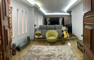 Casa assobradada reformada com estrutura versátil e mobiliário completo!