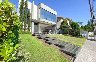 Casa mobiliada com 3 suítes e 2 vagas no golden park!
