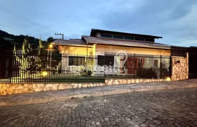 Casa mobiliada com 4 dormitórios 4 vagas no garcia!