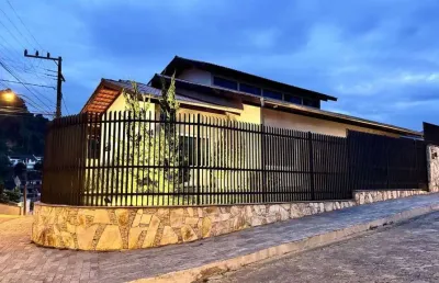 Casa mobiliada com 4 dormitórios 4 vagas no garcia!