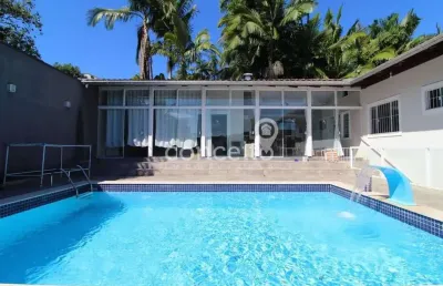 Casa semimobiliada com 3 dormitórios e piscina na velha!