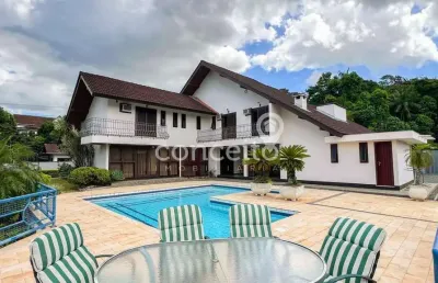 Casa de alto padrão com 5 suítes e 2 vagas na escola agrícola!