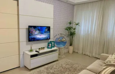 Apartamento na qudra da praia, ponta da praia, 52m², um quarto, um banheiro, vaga de garagem coletiva e suficiente.