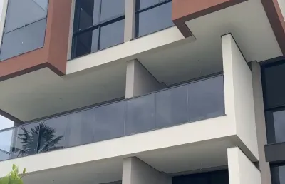 Aptº 01quato,01 vaga fixa pé na areia em muro alto.