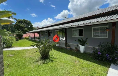 Casa com 4 quartos, sendo 1 suite e demais dependências, com área de festa com churrasqueira, fogão a lenha, piscina e campinho de futebol.