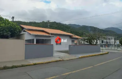 Casa bem localizada com 2 quartos e com terreno de 375,75 m²