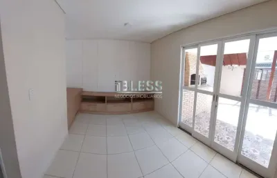 Casa em condomínio de luxo à venda em localização privilegiada: 3 quartos, 1 suíte, 1 sala, 3 banheiros, 2 vagas, 110m².