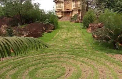 Sitio com 32.000 metros com casa principal + chalé, lazer e muito verde