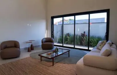 Casa térrea com 4 suítes e piscina condomínio jardins do golfe