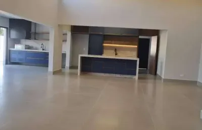 Casa térrea com 4 suítes, escritório e piscina condomínio jardins do golfe