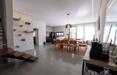Sobrado com 3 suítes e piscina condomínio evidencias