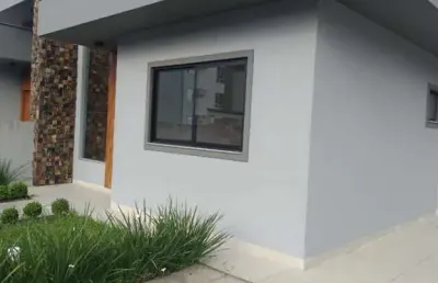 Casa geminada nova com 3 dormitórios (1 suíte), ofurô e pátio privativo – 97 m² em local tranquilo próximo à natureza