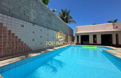 Ampla residencia na praia da enseada com piscina e churrasqueira