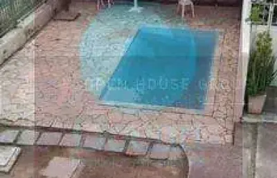 Ocean vende: casa com 2 pavimentos e suíte desintegrada localizada ao fundo do imóvel piscina