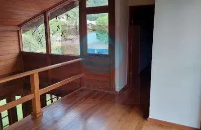 Ocean vende:  casa de 2 andares, com duas suítes com closet grande, banheiro principal com banheira