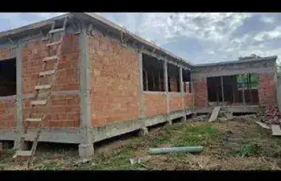 Ocean vende:  itaipuaçu, casa inacabada, 3 quartos ,sendo 1suíte, murado, escritura, só a vista.