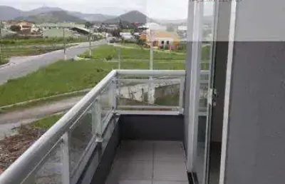 Ocean vende: apartamento, 2 quartos, porcelanato, garagem, varanda, 2 quadras da praia