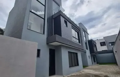 Sobrado à 10 min do centro de curitiba, bem localizado r$800 mil financiável!