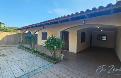 Casa térrea há 350 m do mar com espaço para piscina