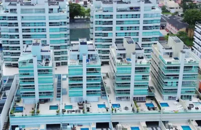 Cobertura mobiliada beira mar, 4 quartos, 2 vagas, piscina privativa.