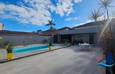 Casa mobiliada , com 5 quartos, piscina e a 2 quadras da praia