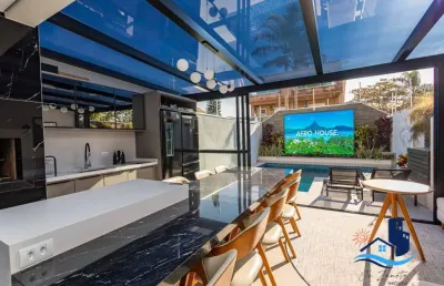 Luxo beira-mar triplex completamente mobiliado e decorado com piscina