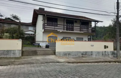 Sobrado à venda no bairro floresta, com  210 m2 de área útil contendo duas amplas salas comercial no térreo  joinville, sc