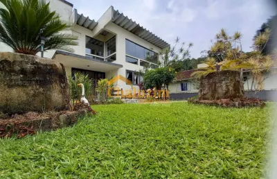 Casa com 3 suítes e 1 dormitório, 520 metros quadrados de área útil,  à venda na região central de joinville