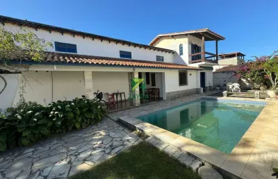 Casa com piscina e 03 quartos, no centro de barra de são joão.