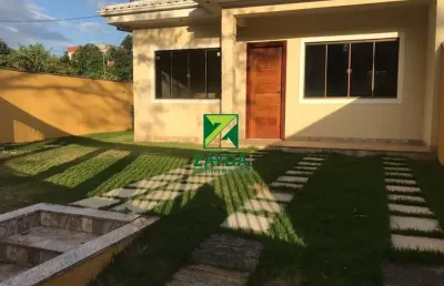 Casa independente com 02 quartos e amplo quintal, no bairro serramar - rio das ostras.