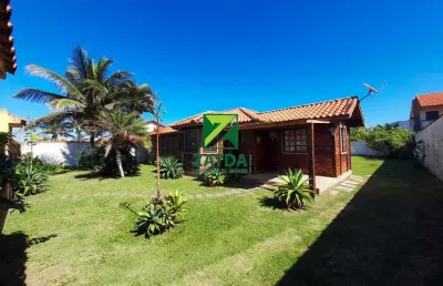 Casa linear com vista para o mar, 03 quartos e amplo jardim gramado, no bairro peixe dourado i em barra de são joão.