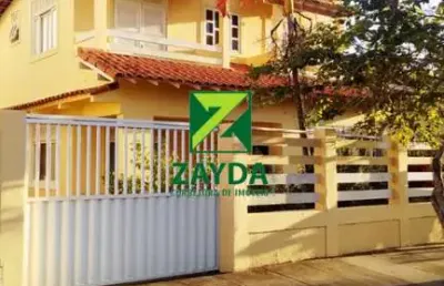 Casa à venda no centro de casimiro de abreu-rj: 4 quartos, 1 sala, 2 banheiros, 1 vaga de garagem, 10,00 m² área.