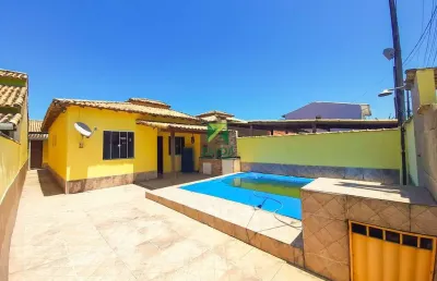 Casa à venda em casimiro de abreu-rj, jardim miramar: 2 quartos, 1 suíte, 1 sala, 3 banheiros, 1 vaga, 62m². venha conferir!