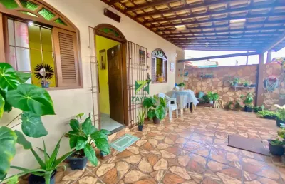 Casa térrea com 02 quartos, na quadra da praia em aquarius - cabo frio.