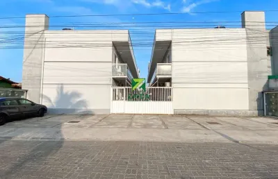 Apartamento térreo à venda na quadra da praia - peixe dourado i, barra de são joão-rj! 2 quartos, sala, banheiro, vaga de garagem.