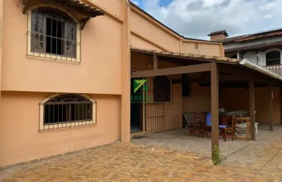 Casa linear com 04 quartos com quintal na quadra da praia em praia santa irene - barra de são joão-rj: imperdível!
