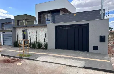 Casa térrea no faiçalville com 3 suítes, de 209.06 m², sozinha no lote.