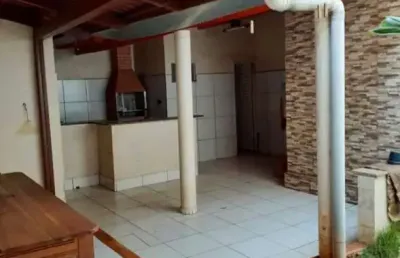 Vende-se casa na vila pai eterno em trindade de 200,00m²