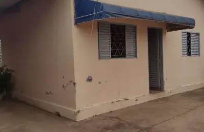 Casa de 3 quartos, sendo 1 suíte e barracão nos fundos no setor dos dourados