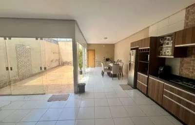 Casa à venda com 3 quartos sendo 1 suíte, de 150,00 m² próximo ao fórum.