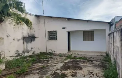 Casa no cruzeiro do sul com 2 quartos + barracão com 2 quartos