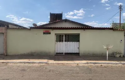 Casa à venda no setor são josé composta por 6q, banheiro 3, ao lado de campinas!