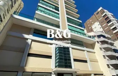 Apartamento amplo com 3 suítes a 150m da praia no coração da meia praia.